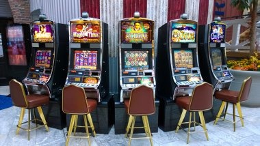 modapk BandarQ live dealer table with players and card distribution in progress